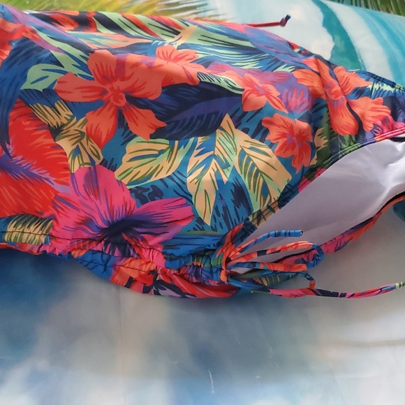 Ladies one pc. Swimsuit size 0XL - Picture 2 of 7